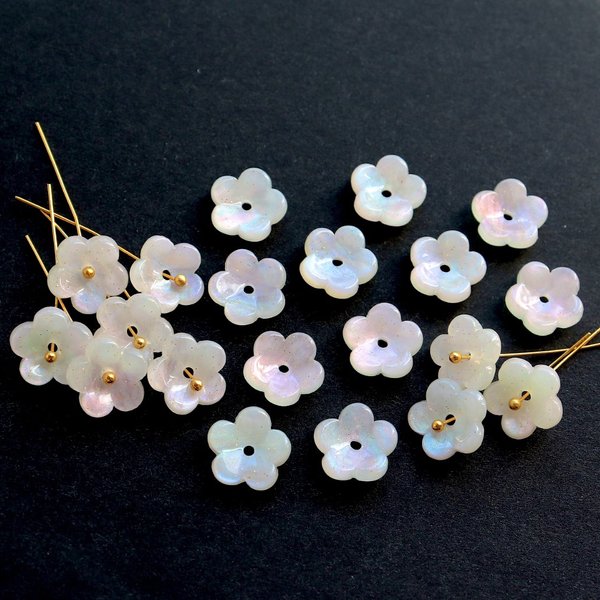 新作★白いお花のアセテートパーツ　小花　レインボーホワイト
