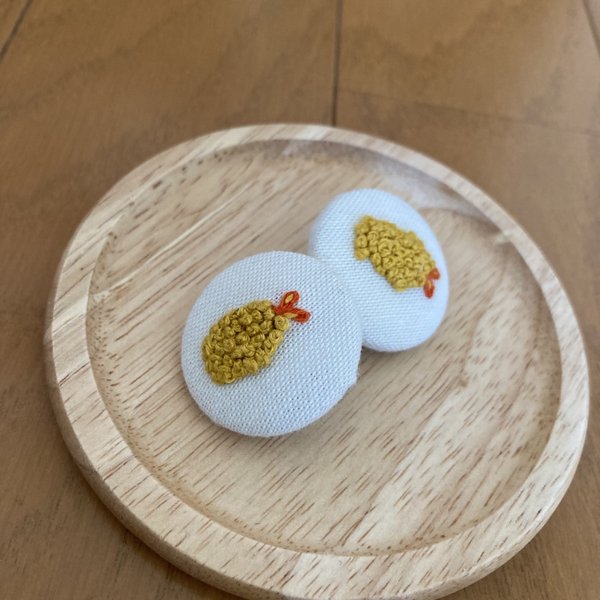 エビフライ刺繍のくるみボタンのイヤリング