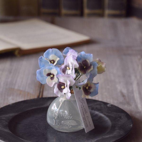 ◆粘土のお花◆　ビオラ　ライトブルー＆イエロー＆パープルミックス　ホラリング・フラットボトル　B961