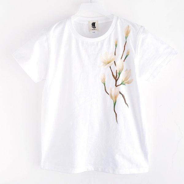 手描き木蓮柄Tシャツ ホワイト　手描きで描いたモクレンの花柄Tシャツ