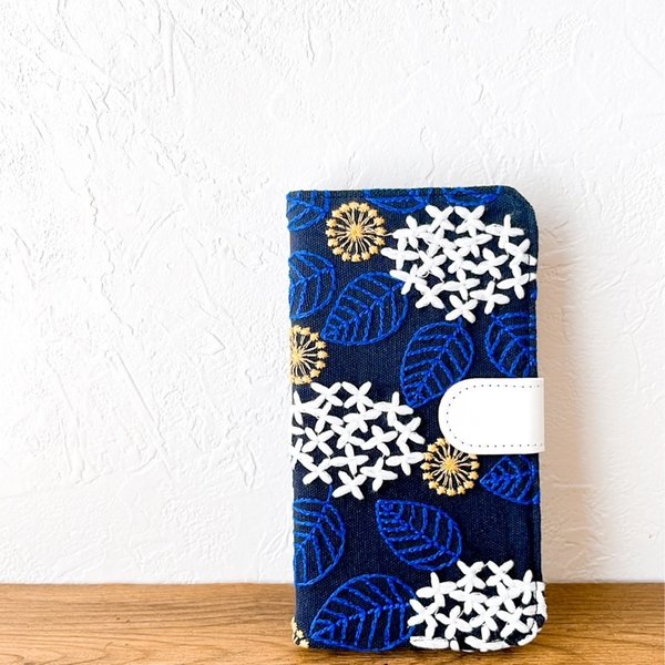 手帳型　ふっくら刺繍の白い紫陽花　アナベル　iPhoneケース