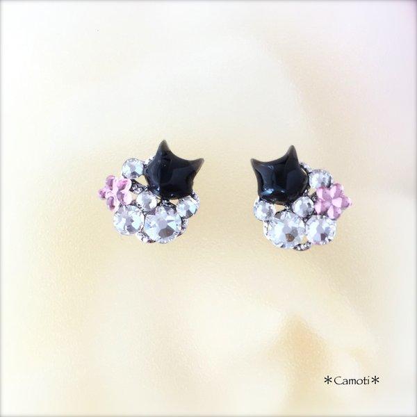 黒猫とお花の小ぶりなピアス/淡ピンク