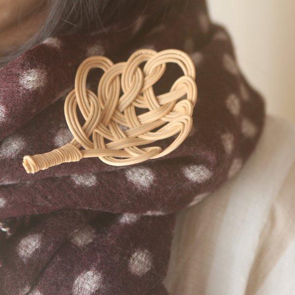 ラタンブローチ＿おおらか一葉_BR / rattan brooch /はらり大きめ葉っぱのブローチ ストールやマフラーに