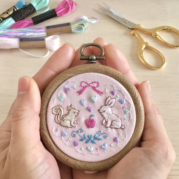 [刺繍キット]＊おリンゴおすそわけ＊リスとウサギの仲良し動物刺繍飾り