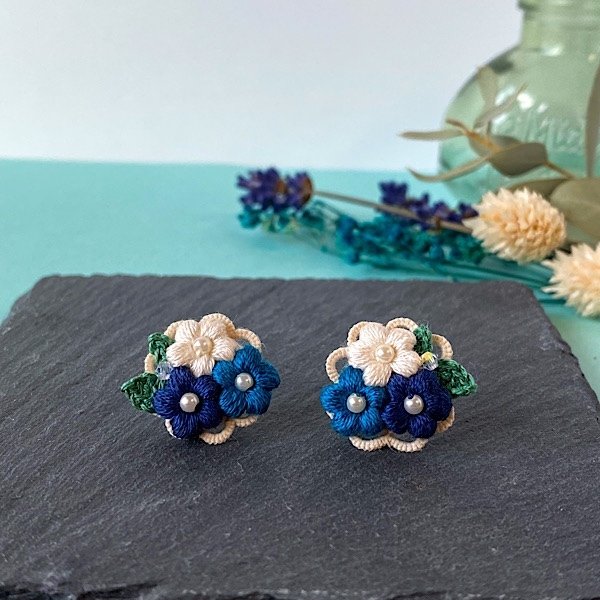 刺繍糸で編んだ小さなお花とタティングレースピアス(ブルー)