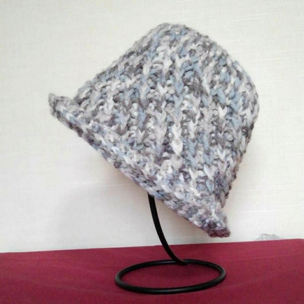 深型手編み帽子（グレー系段染め毛糸）