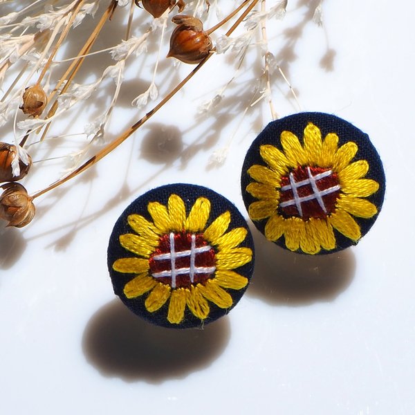 🌻ひまわり刺繍のくるみボタンイヤリング🌻