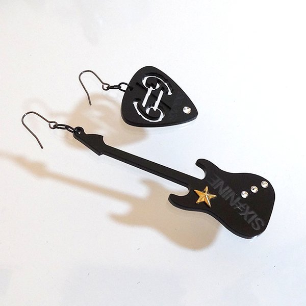 ストラトキャスターギター＆ピックモチーフ　フック式ピアス　ブラック