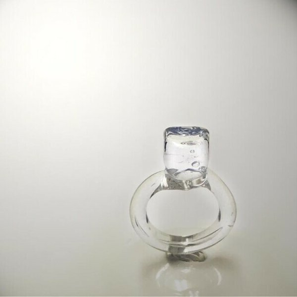 氷の指輪　ガラスのクリアリング　オールガラス製　クールな涼し気アクセサリー 透明感たっぷりアイス
