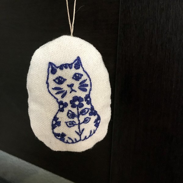 手刺繍オーナメント　おすわりねこ（ブルー）