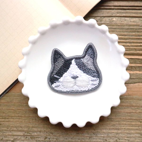 【猫／ねこ】刺繍ブローチ 【gray】