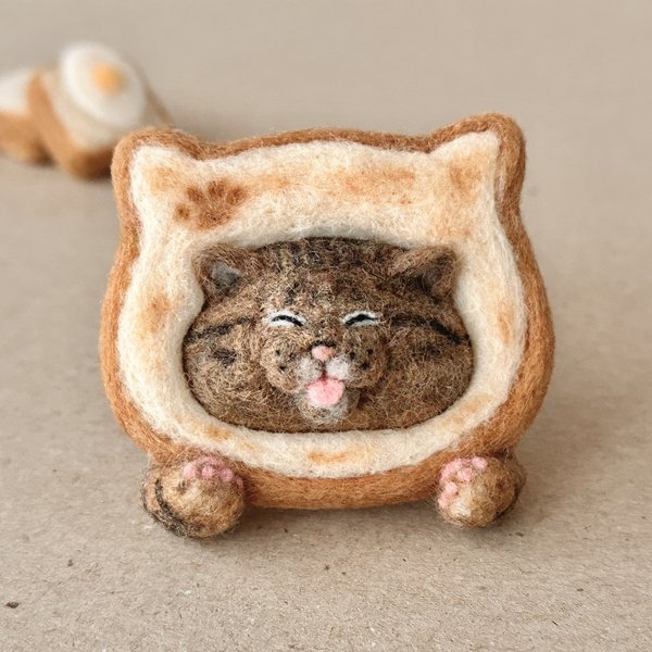  《受注制作》猫型食パンにハマったキジトラ猫さんブローチ🐾