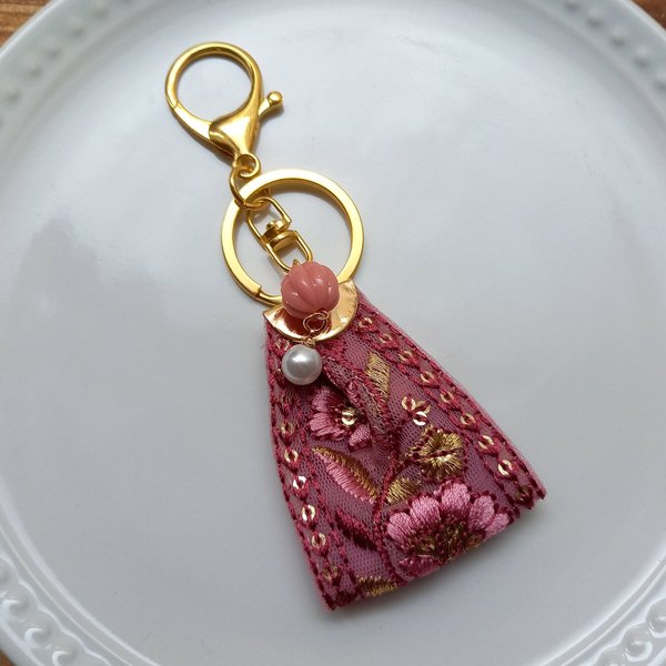 バッグチャーム インド刺繍リボン ピンク キーホルダー リボンタッセル スマホストラップ 推し活 母の日 プレゼント