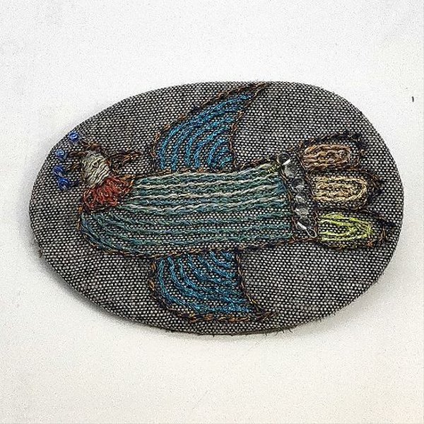 カラフル鳥の刺繍ブローチ