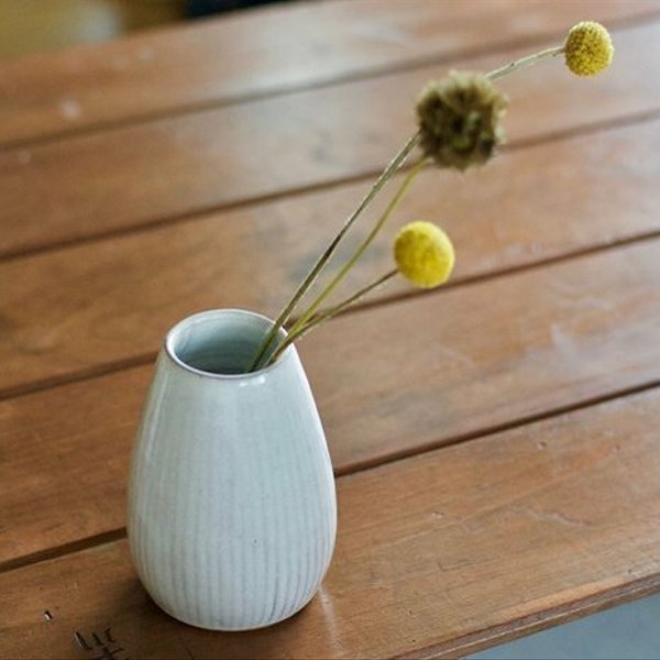 白い陶器の花瓶（鎬）