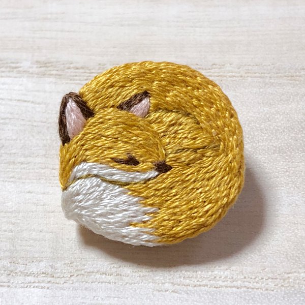 【特集掲載】お昼寝きつね 動物刺繍ブローチ