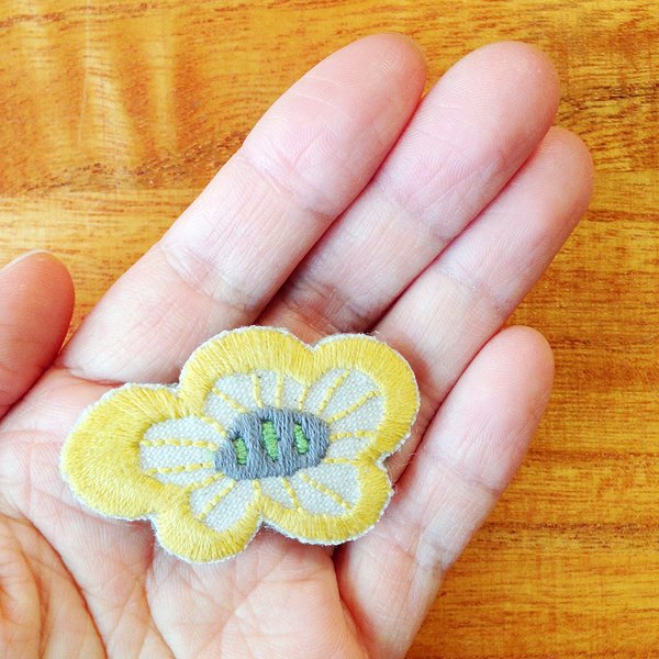 お花(きいろ)刺繍ブローチ