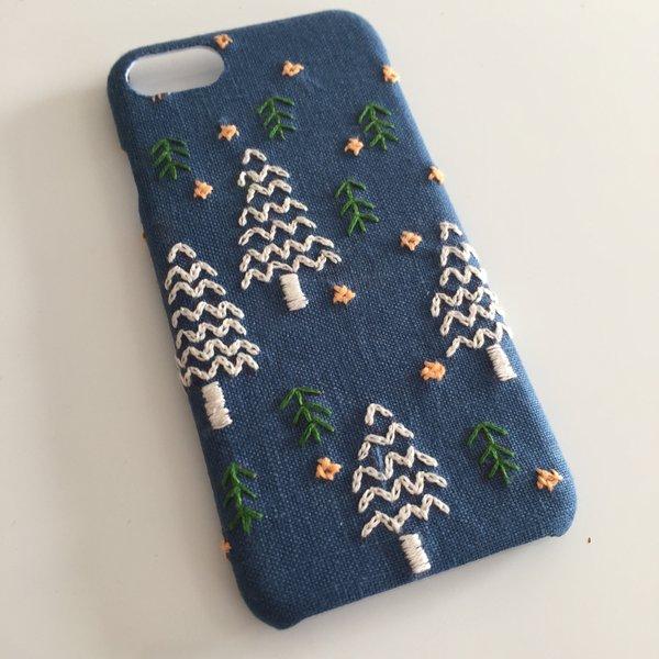 (再再販)刺繍の雪降る森 iPhoneケース No.9