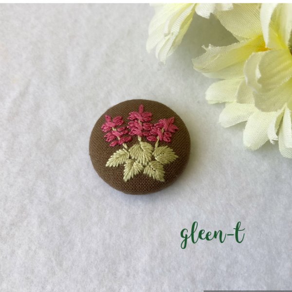 サルビア🌸ミニ刺繍ブローチ(ヘアゴム可) 