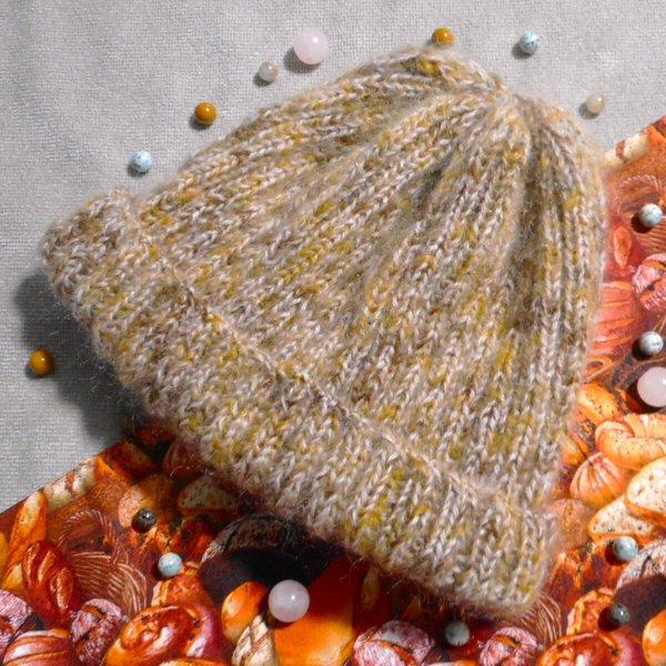 中細ライトピンク糸と色むらカーキ色の糸の手編み帽子(モヘア糸の２本組)