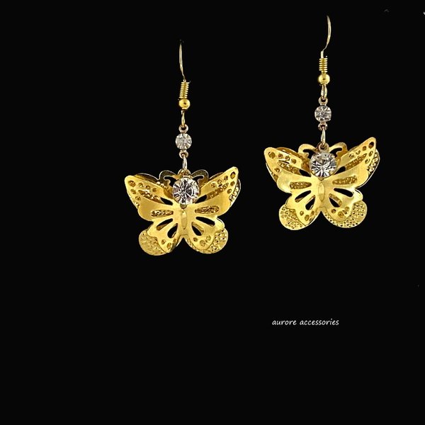 揺れる蝶のピアス　ゴールドカラー　シンプル　バタフライ　揺れる　上品　エレガント
