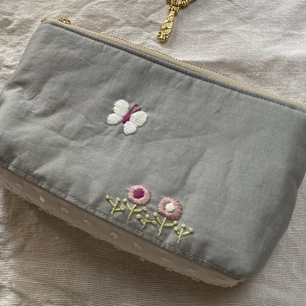 𓊆 ちょうちょとお花 𓊇  embroidery マチ付きポーチ 18cmファスナー