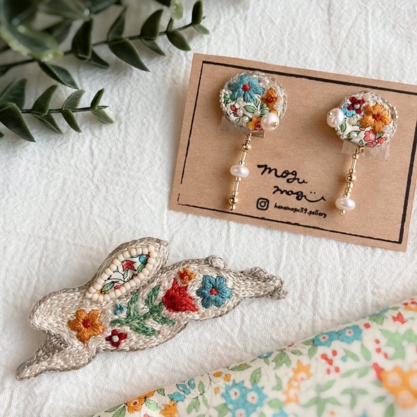 【特集掲載】花うさぎブローチ&お花刺繍イヤリング（リバティ・ファブリック）・刺繍アクセサリー