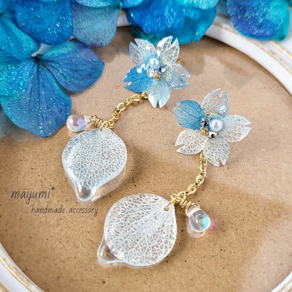 揺れる花びらの雫 青い桜 紫陽花ピアス-Sakura flower blue earrings-