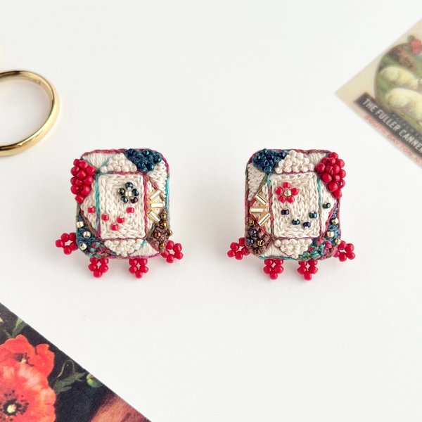 宝石刺繍 -flower- / navy & red [pierce, earring] 小さなお花がちょこんと咲いた 宝石モチーフの手刺繍アクセサリー