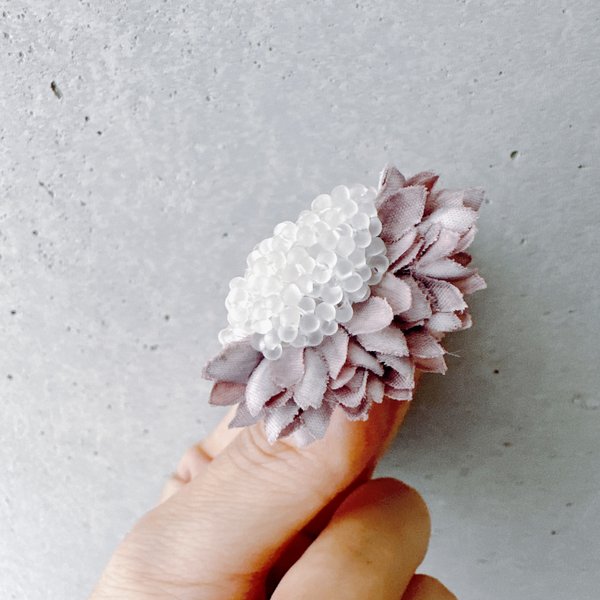 【creema特集掲載】つぶつぶガラスビーズ刺繍とくすみカラーお花クリップ式イヤリング【受注製作】#24