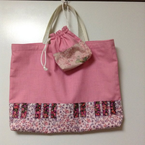 レッスンバッグ（ピアノの鍵盤）ピンク系　巾着袋付き