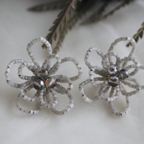 Beads flower earrings - white
