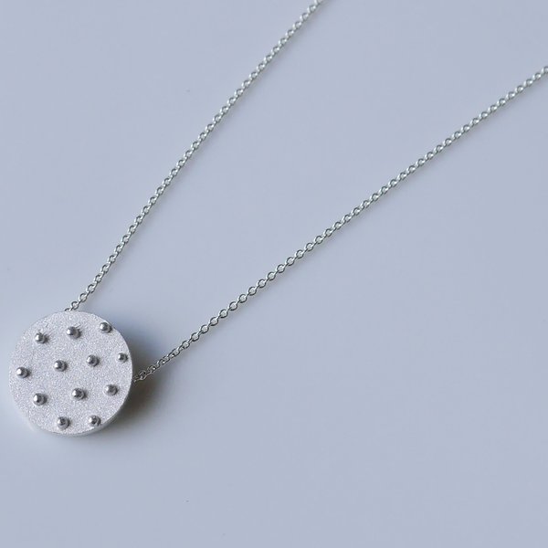 Dot necklace（sv）