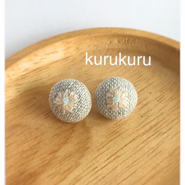 お花の刺繍　くるみボタンピアス