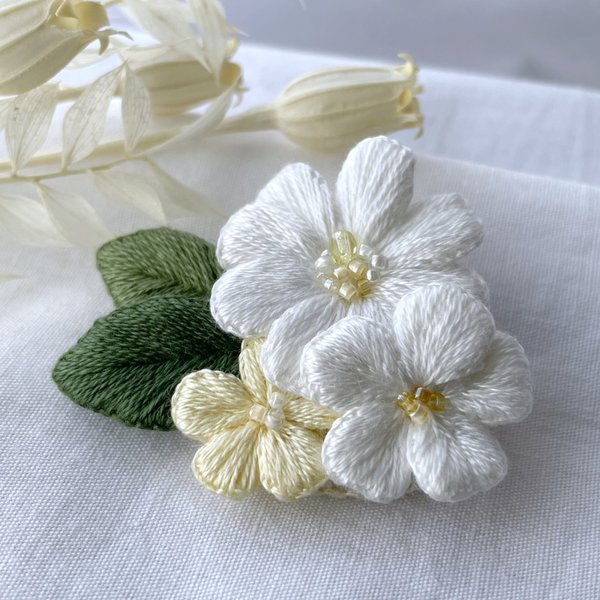 花の立体刺繍ブローチ