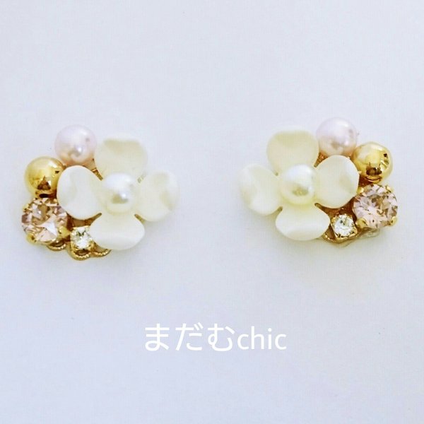 白いお花とSwarovskiビジューのEarring or Pierce