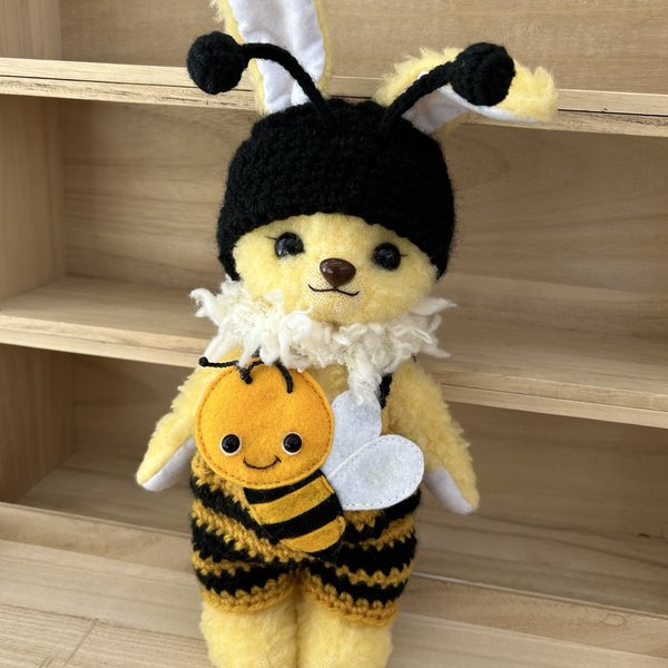 ハンドメイド　春近し☘️⁉️ブンブンミツバチ🐝コスチュームモコモコファーのテディベア風うさぎウサギさんぬいぐるみ