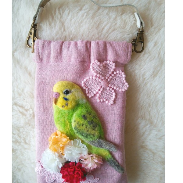 羊毛刺繍　セキセイインコグリーン　スマホ入れ