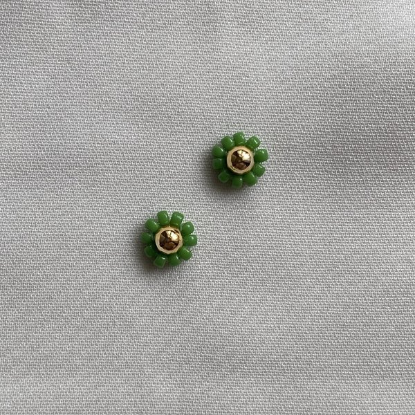 【再々々販】8mm Greenビーズフラワーピアス