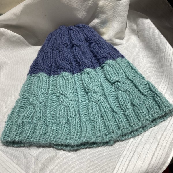 手編みケーブル帽子