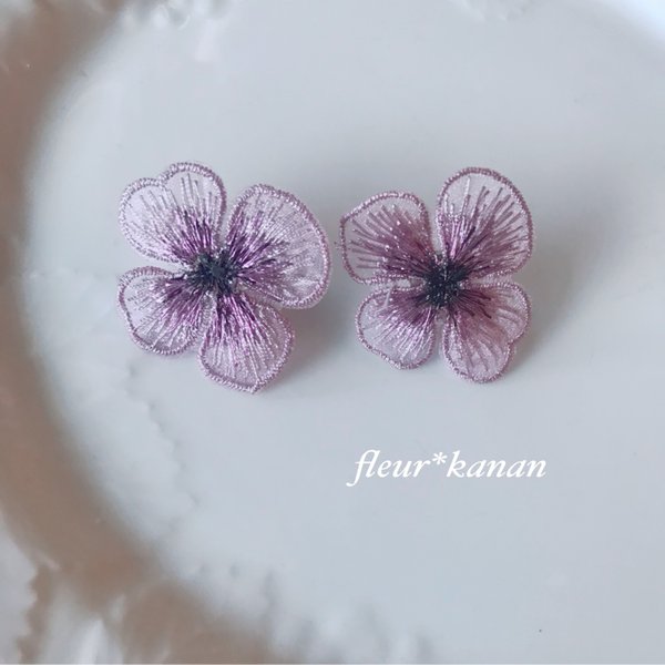 刺繍のすみれ✼¨*イヤリング／ピアス