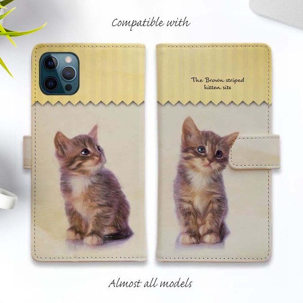 iPhone15/iPhone15Pro/iPhone15Plus/iPhone15ProMax/iPhone14/手帳型ケース 猫 "kitten sits 座る子猫"