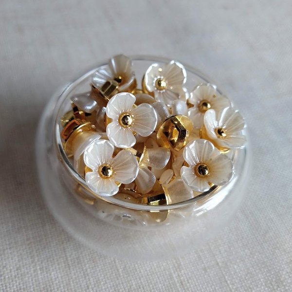 11mm　三弁花のプラボタン　シルキーホワイト＆ゴールド　１５個　P687 