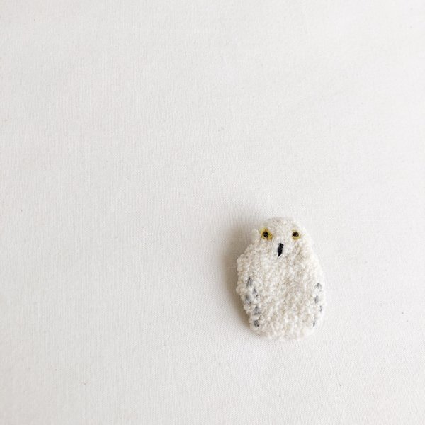 白フクロウのブローチ(ニードルパンチブローチ)