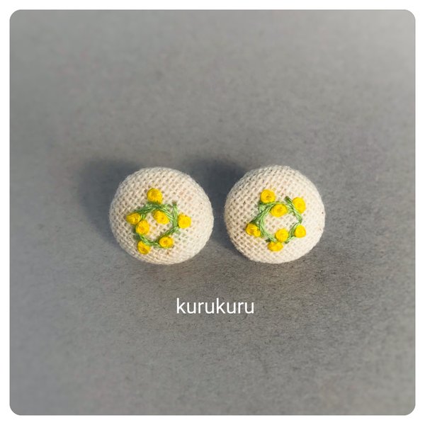 ミモザ刺繍のくるみボタンピアス(パーツ変更可)