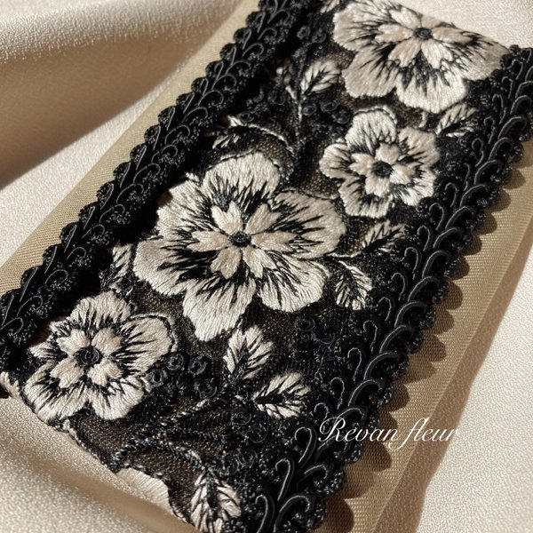 （特価）インド刺繍リボン　ポケットティッシュケース【greige × black】