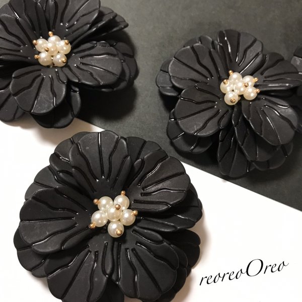 BIG Frosted Glass Flower bijou Black x Pearl