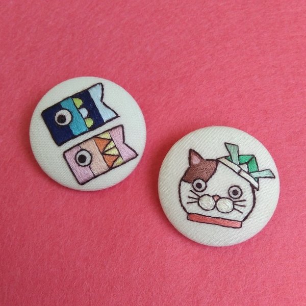 【2個セット】手刺繍ブローチ☆くるみボタンでこどもの日♪猫とこいのぼり♪