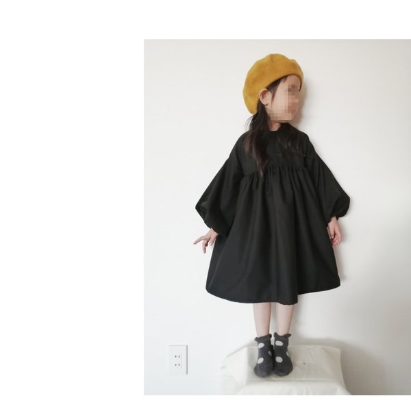 ぷっくり袖のワンピース　黒　シンプル　フォーマル　キッズ　子供服