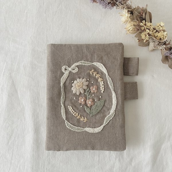 【完成品】リボンフレーム刺繍のほぼ日手帳カバー　モカ　A6　リネン